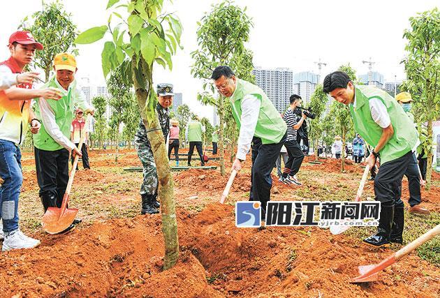 焦蘭生溫湛濱丘志勇等參加義務植樹活動.jpg